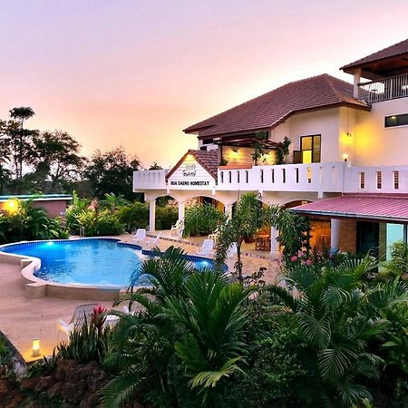 Bua Daeng Homestay Resort Kumphawapi エクステリア 写真