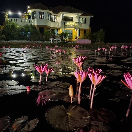 Bua Daeng Homestay Resort Kumphawapi エクステリア 写真