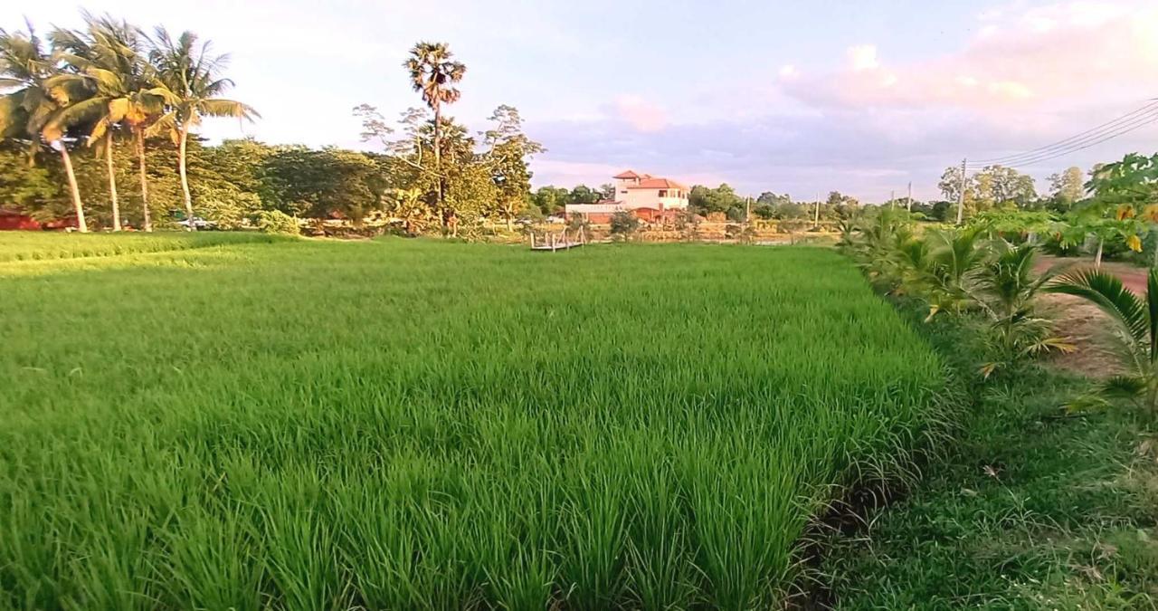 Bua Daeng Homestay Resort Kumphawapi エクステリア 写真