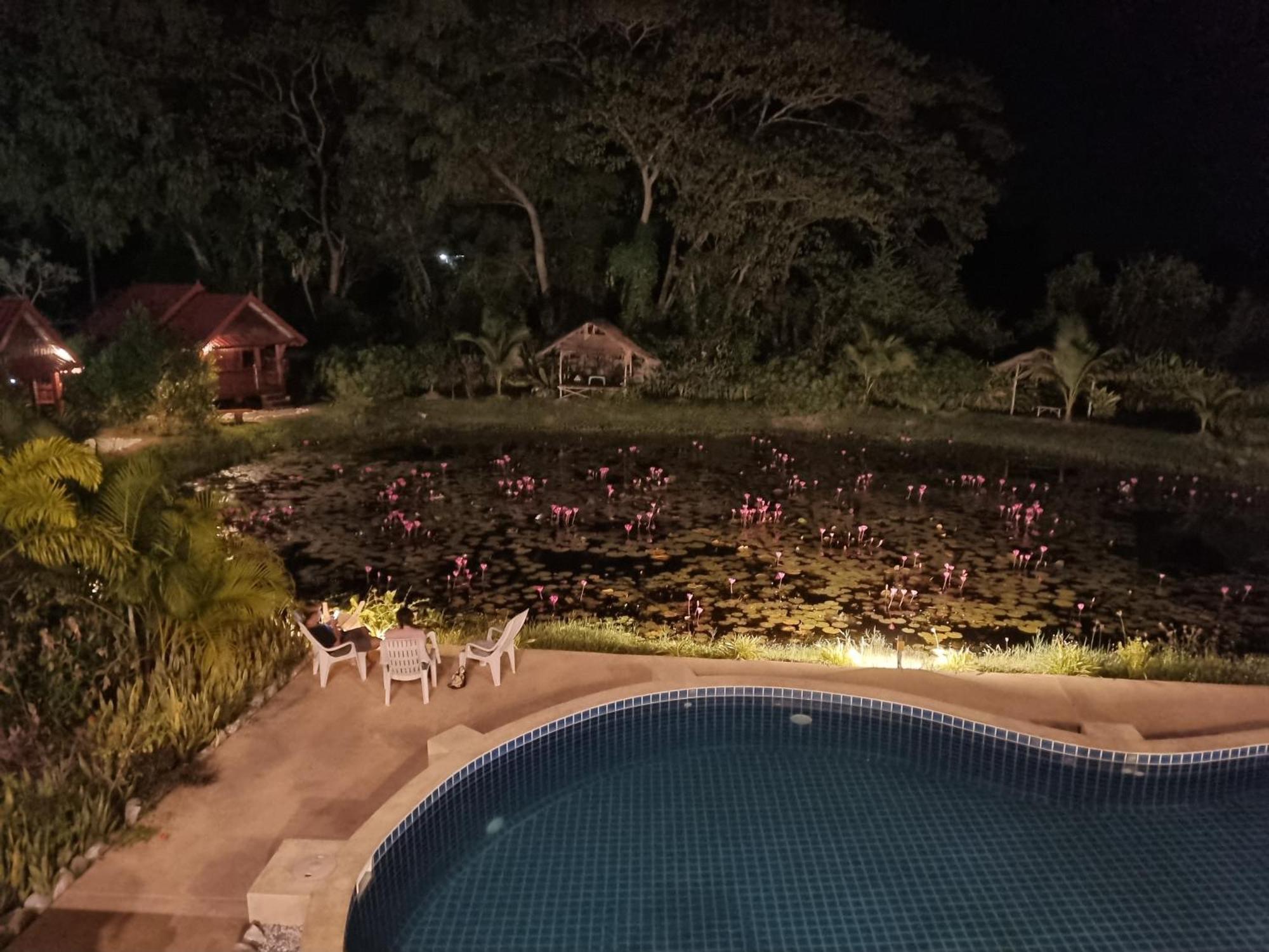 Bua Daeng Homestay Resort Kumphawapi エクステリア 写真