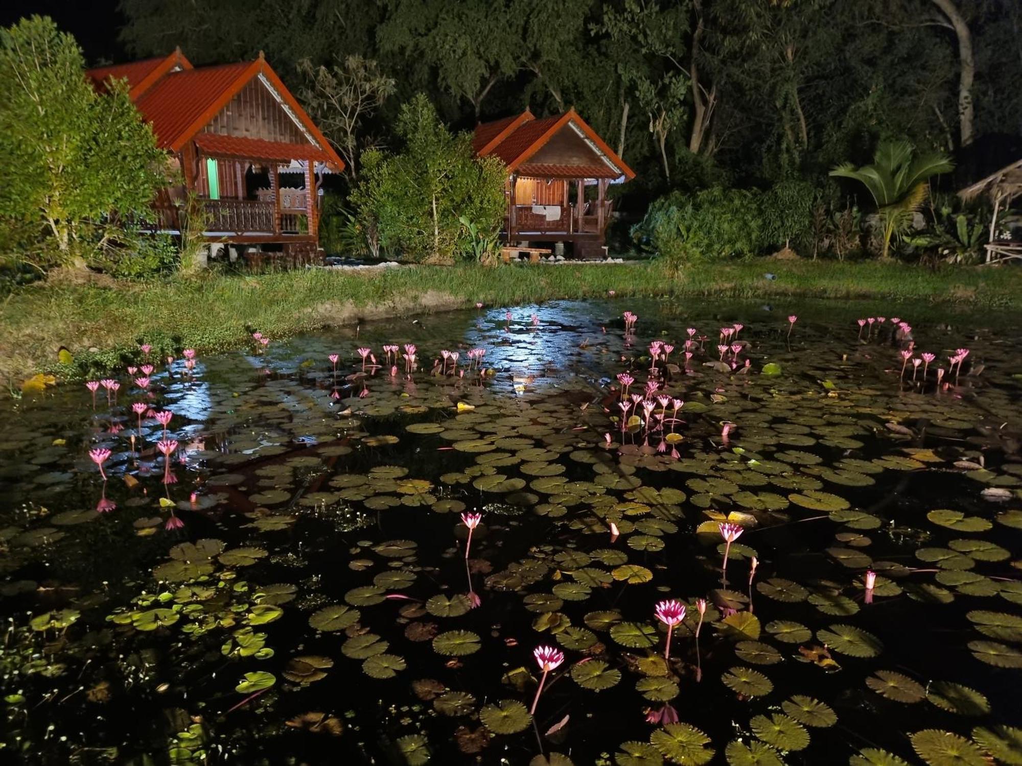 Bua Daeng Homestay Resort Kumphawapi エクステリア 写真