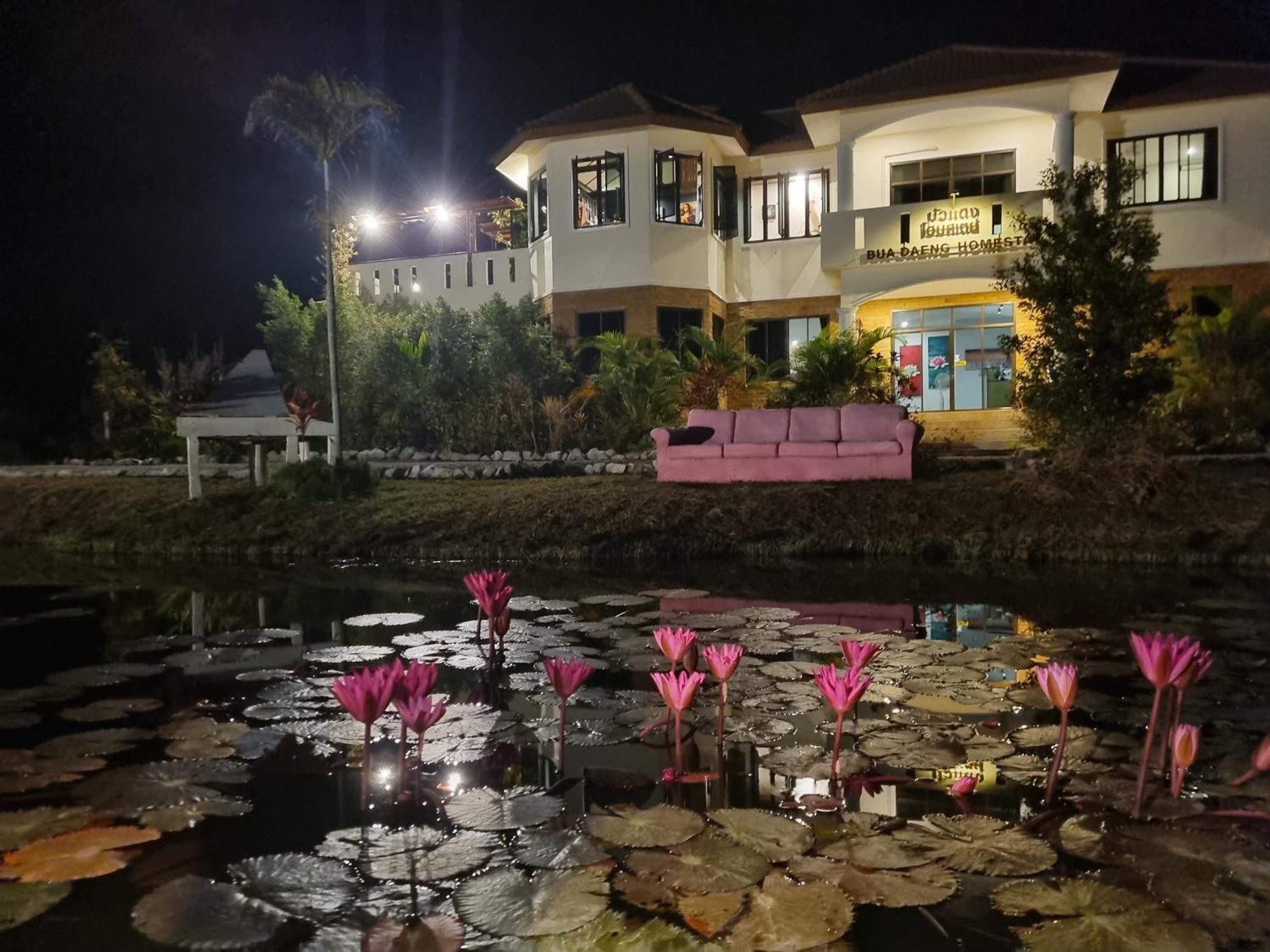 Bua Daeng Homestay Resort Kumphawapi エクステリア 写真