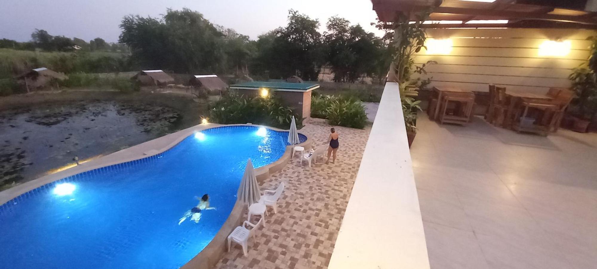 Bua Daeng Homestay Resort Kumphawapi エクステリア 写真