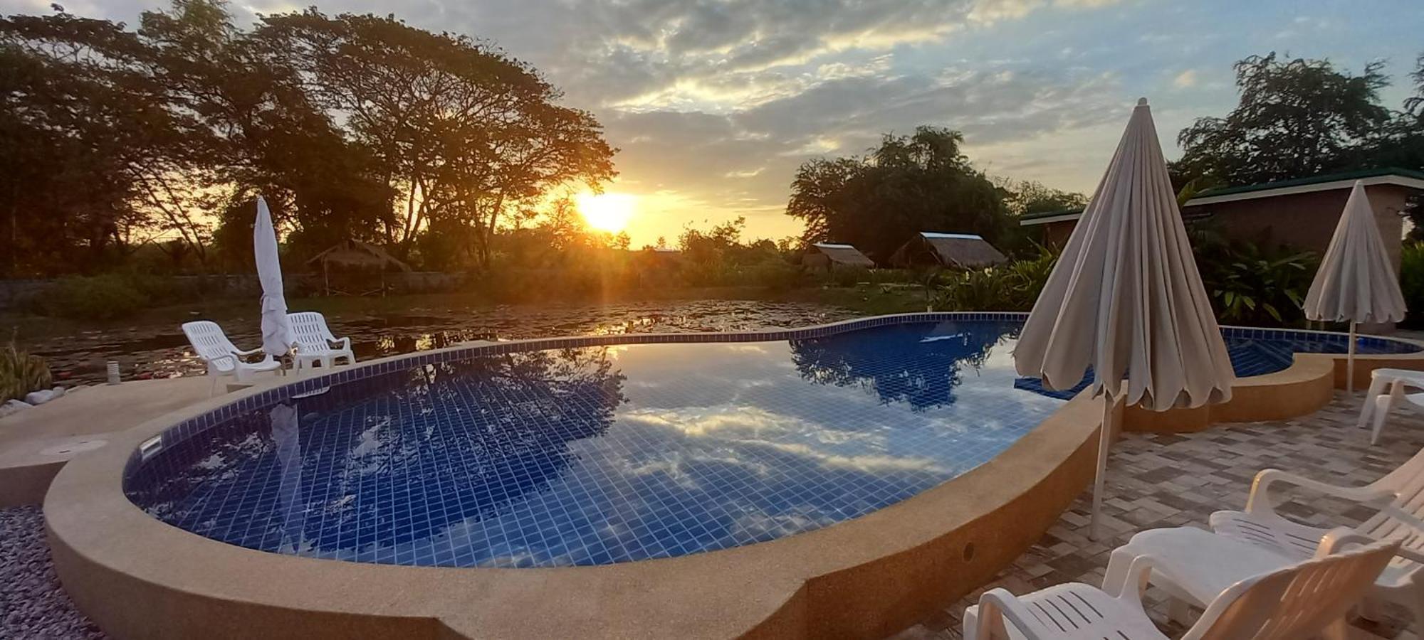 Bua Daeng Homestay Resort Kumphawapi エクステリア 写真