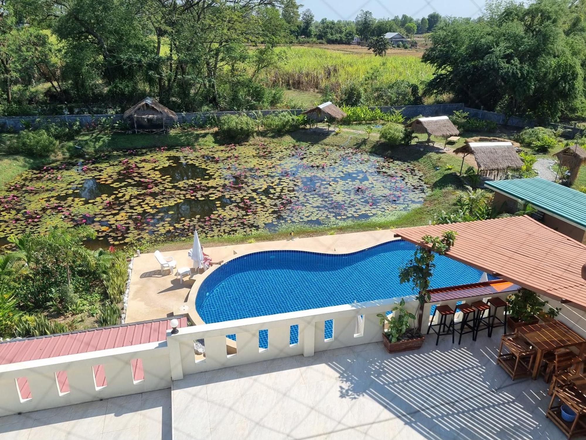 Bua Daeng Homestay Resort Kumphawapi エクステリア 写真