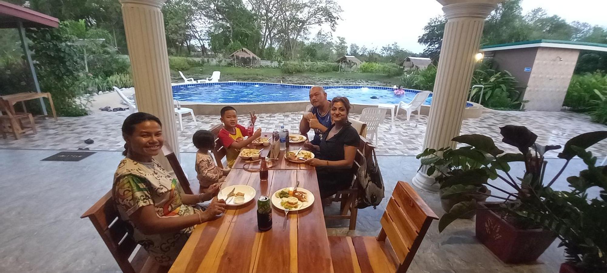 Bua Daeng Homestay Resort Kumphawapi エクステリア 写真