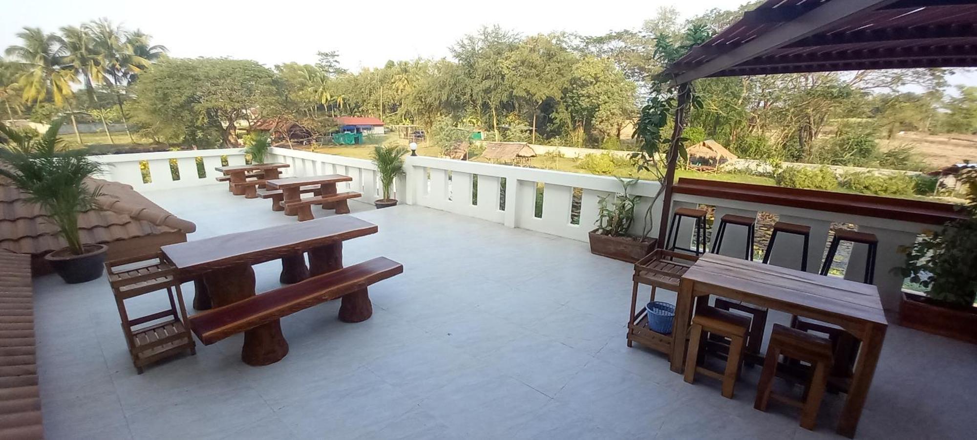 Bua Daeng Homestay Resort Kumphawapi エクステリア 写真