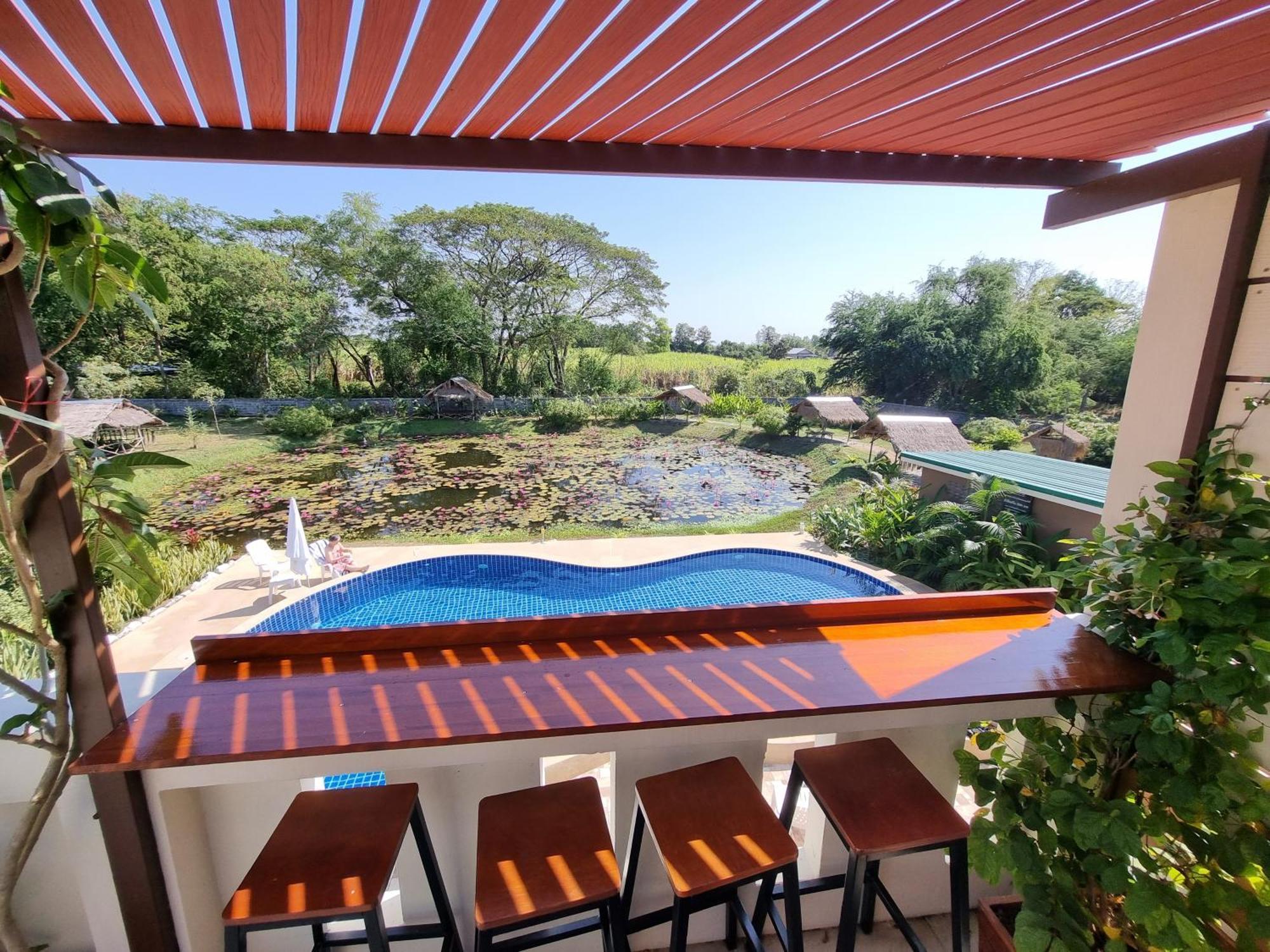 Bua Daeng Homestay Resort Kumphawapi エクステリア 写真