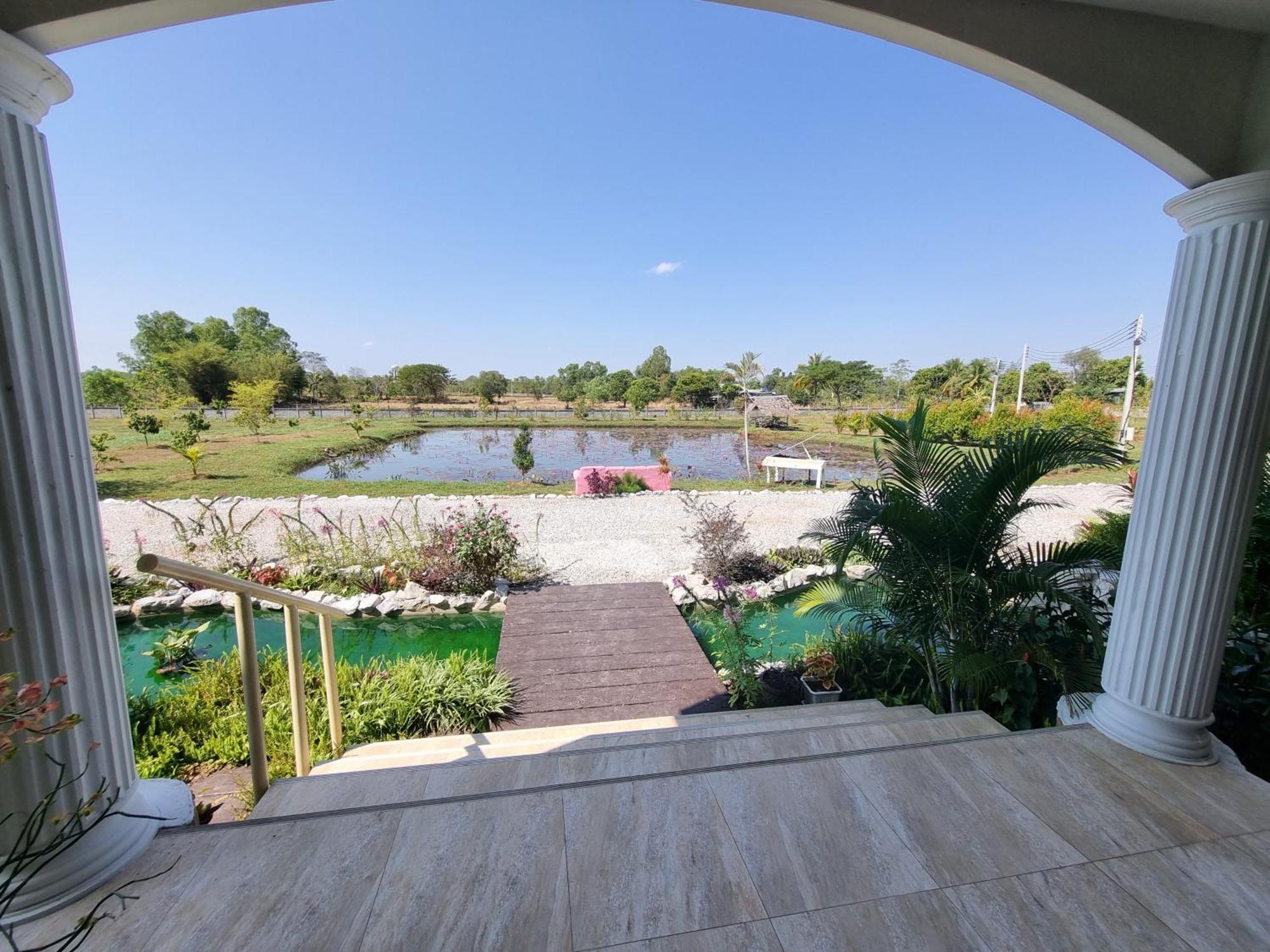 Bua Daeng Homestay Resort Kumphawapi エクステリア 写真