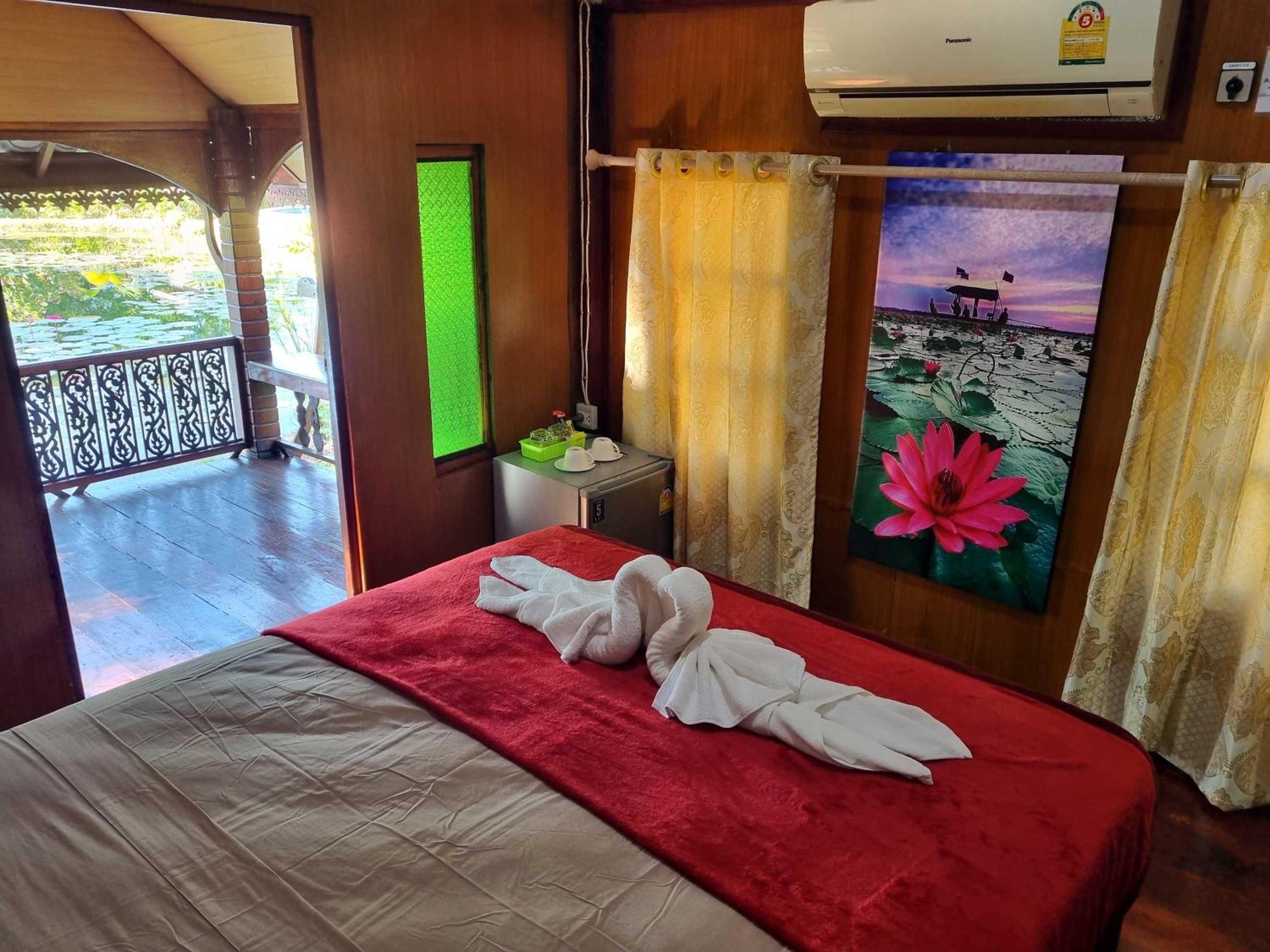 Bua Daeng Homestay Resort Kumphawapi エクステリア 写真