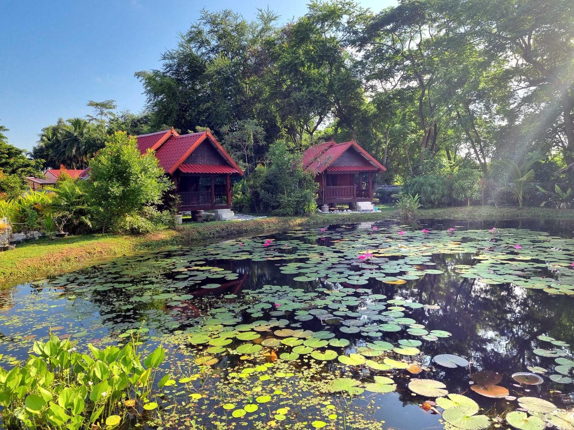 Bua Daeng Homestay Resort Kumphawapi エクステリア 写真