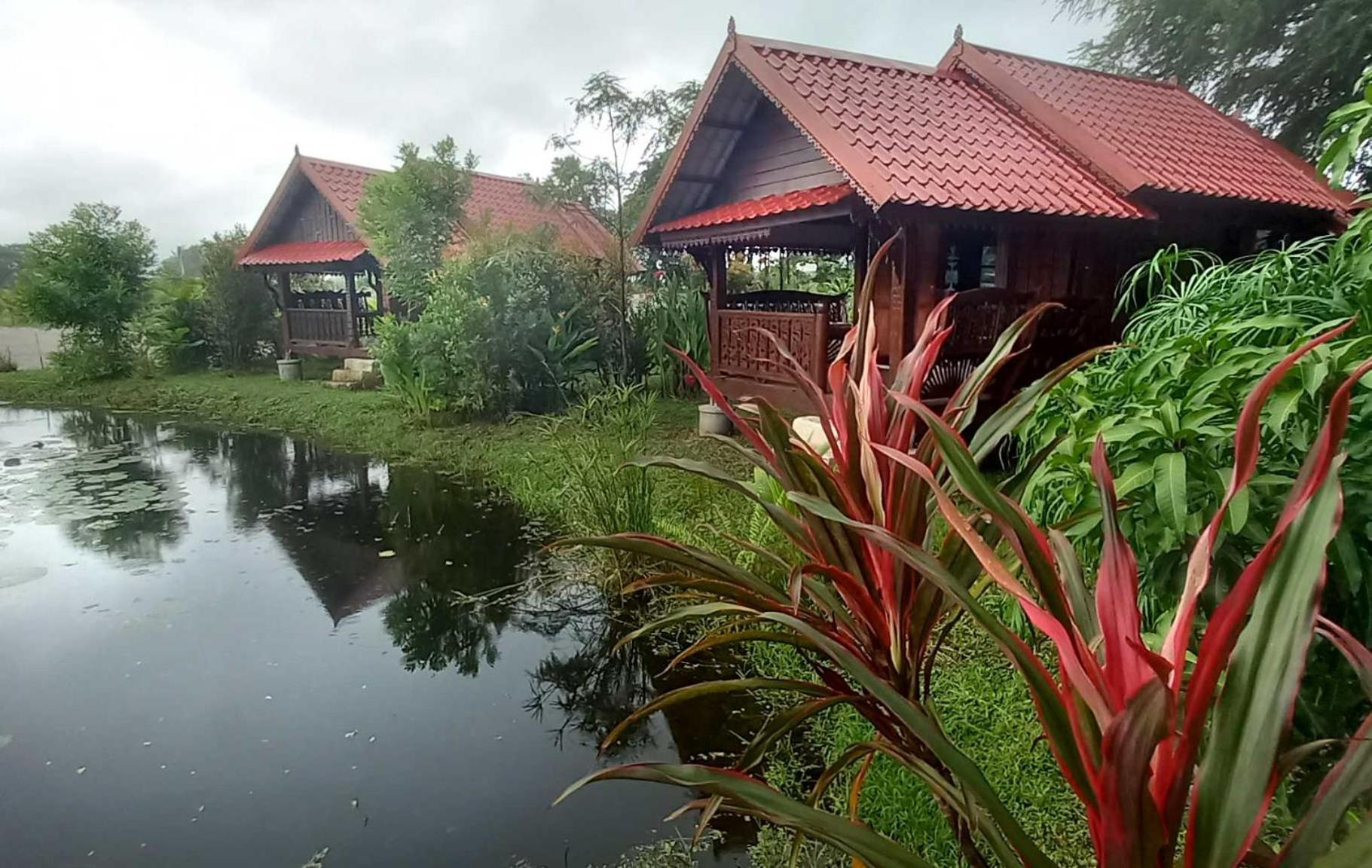 Bua Daeng Homestay Resort Kumphawapi エクステリア 写真