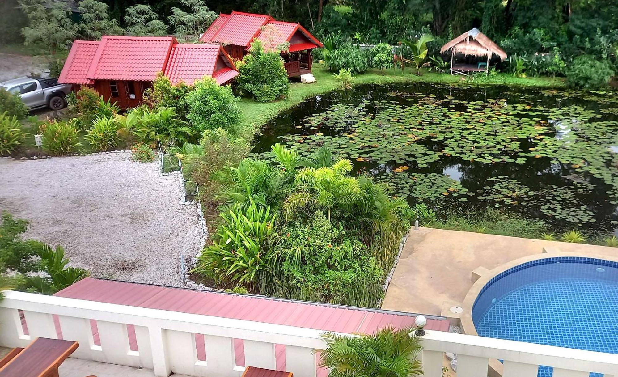 Bua Daeng Homestay Resort Kumphawapi エクステリア 写真