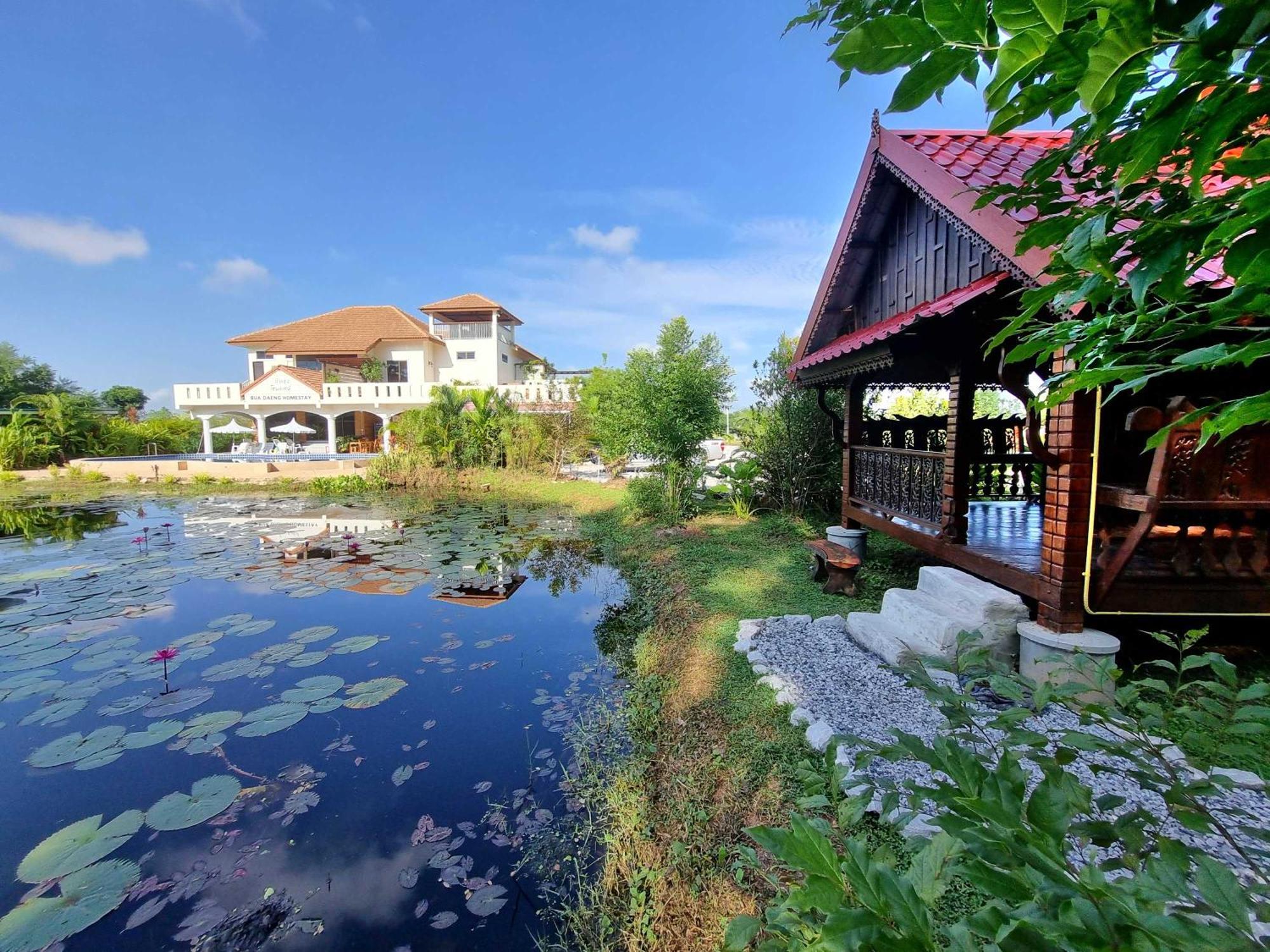 Bua Daeng Homestay Resort Kumphawapi エクステリア 写真