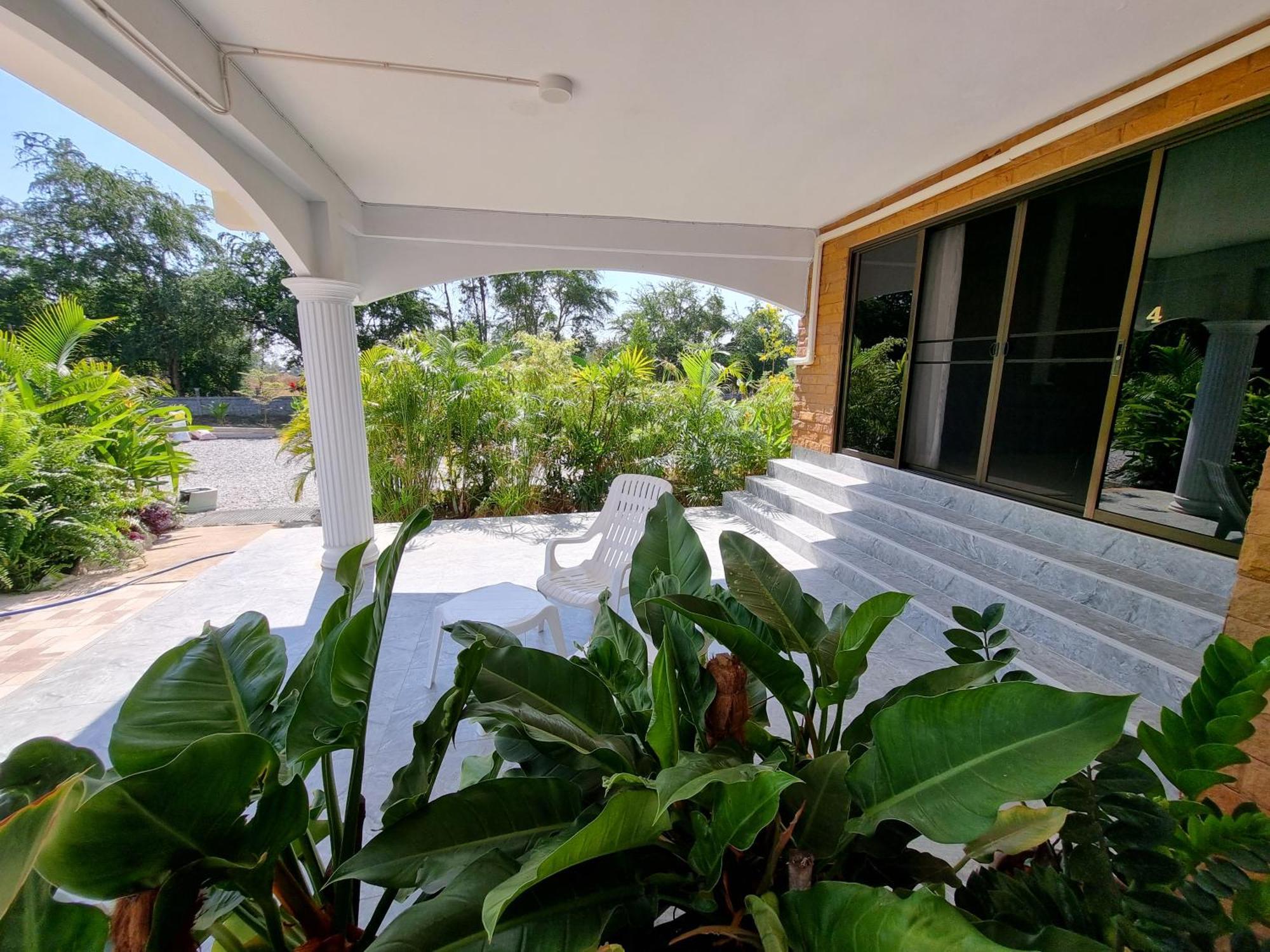Bua Daeng Homestay Resort Kumphawapi エクステリア 写真