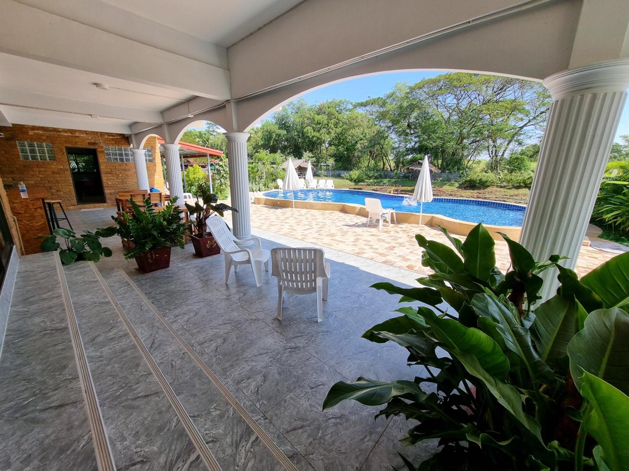 Bua Daeng Homestay Resort Kumphawapi エクステリア 写真