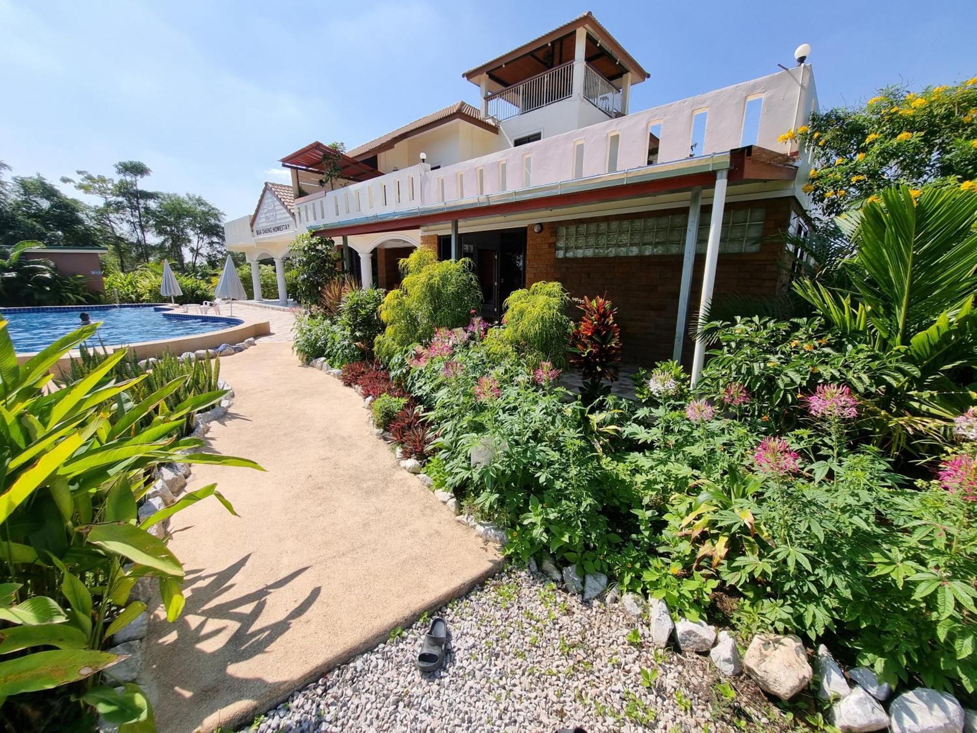 Bua Daeng Homestay Resort Kumphawapi エクステリア 写真