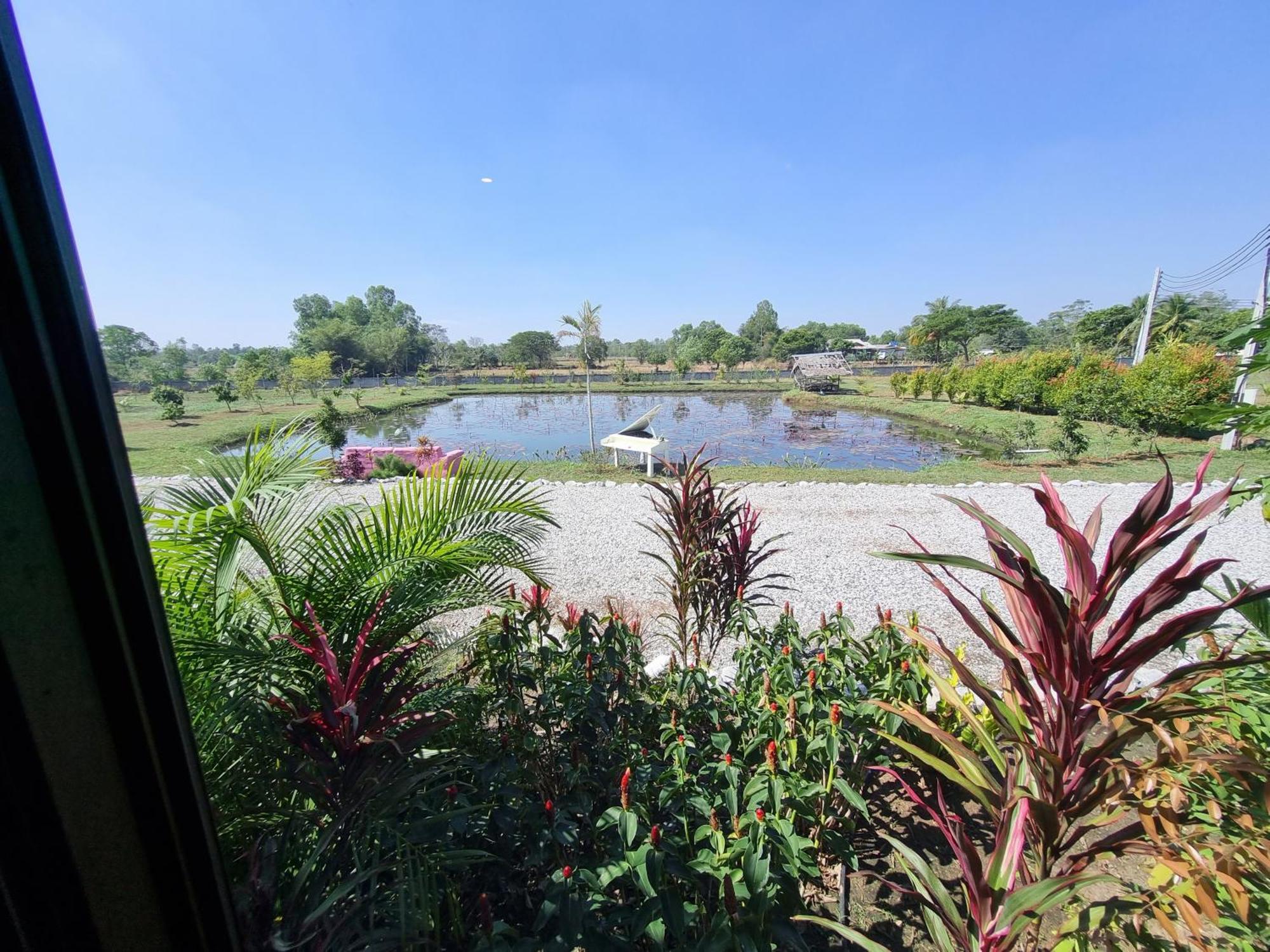 Bua Daeng Homestay Resort Kumphawapi エクステリア 写真