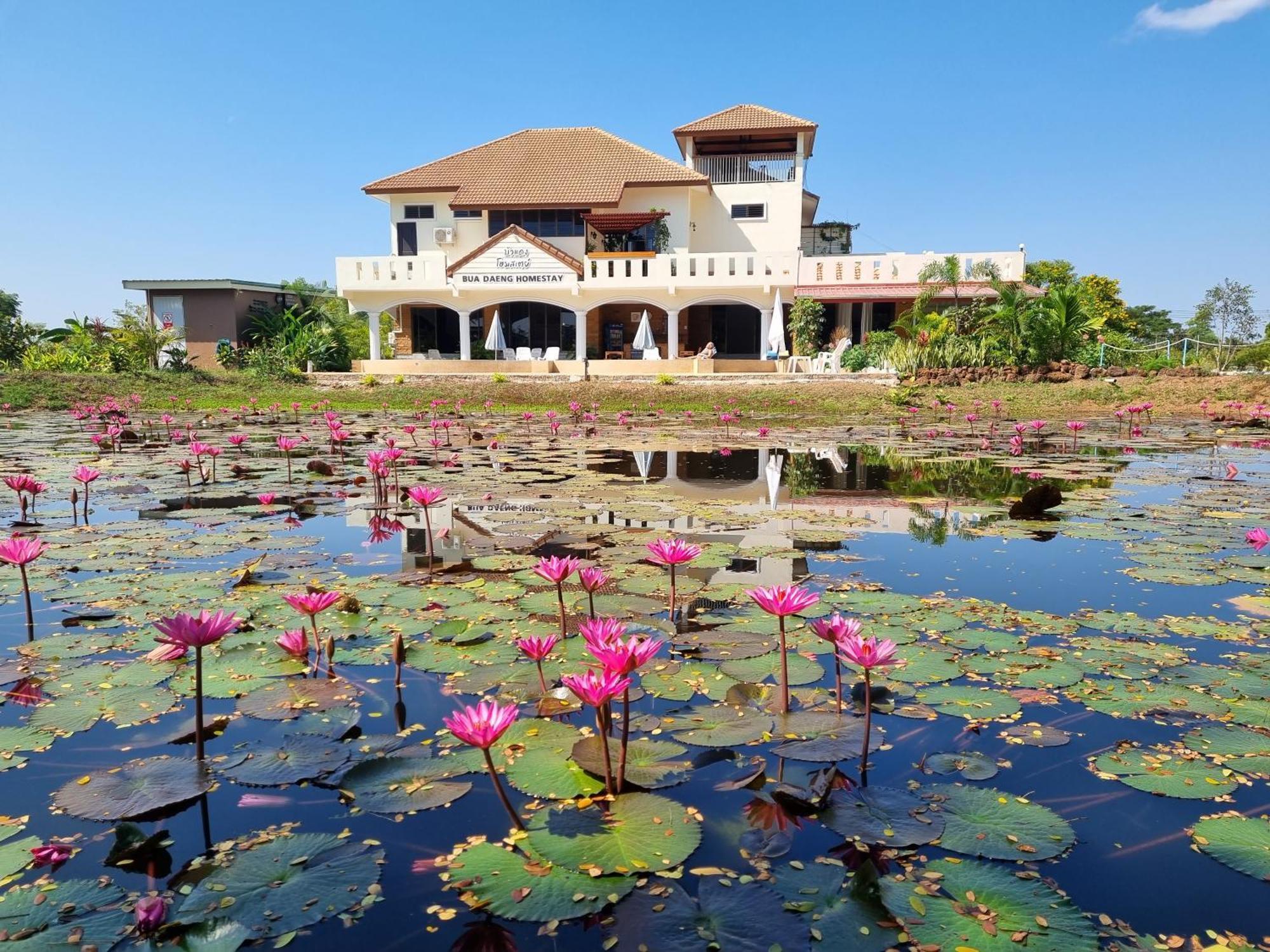 Bua Daeng Homestay Resort Kumphawapi エクステリア 写真