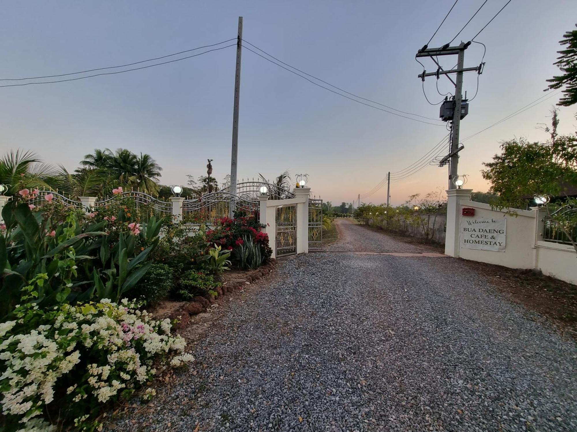 Bua Daeng Homestay Resort Kumphawapi エクステリア 写真